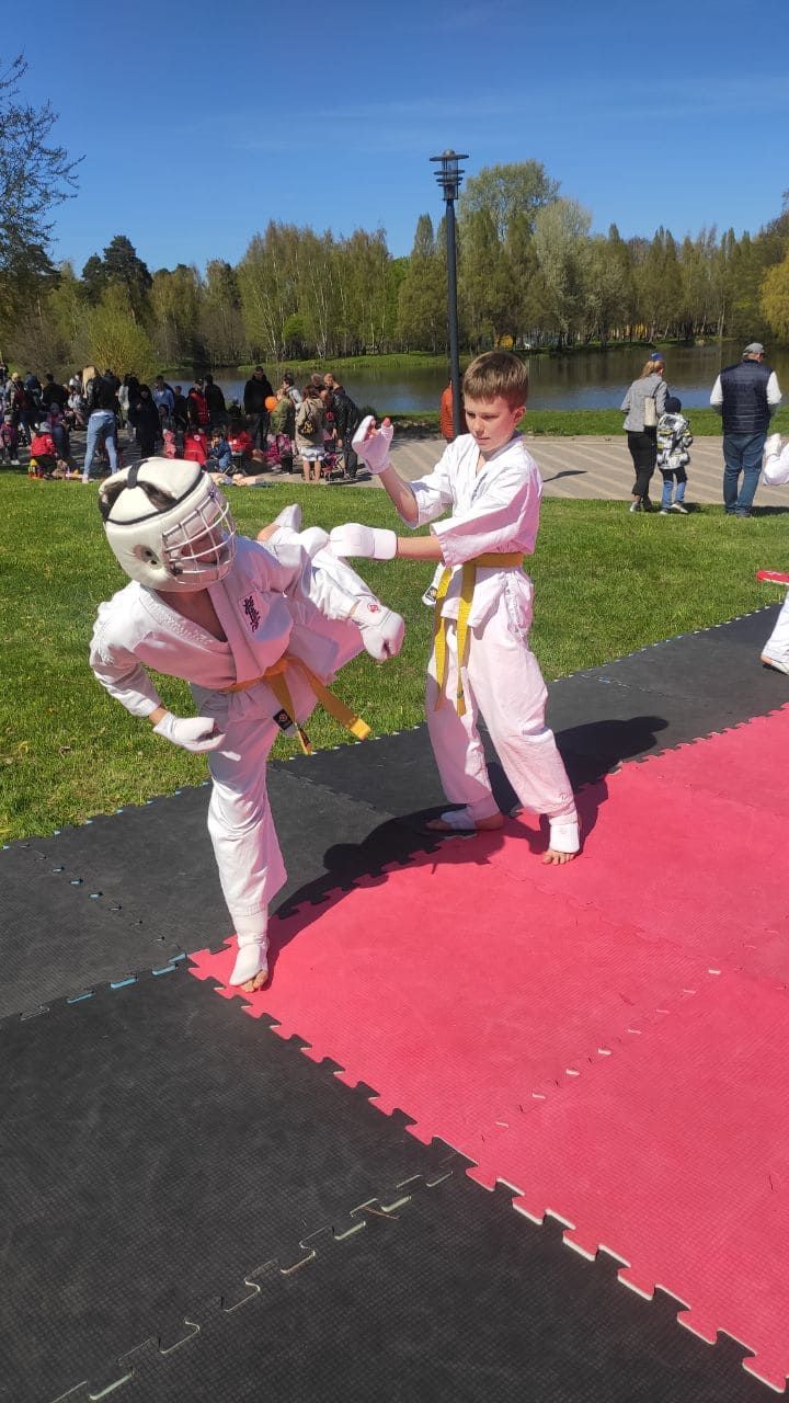 Тренировки карате и показательное выступление в День победы